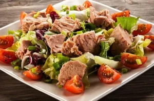 Tomate con Aguacate y Atún